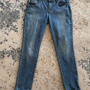 Old Navy Women's Skinny Jeans in Classic Blue. Size 8 SHORT